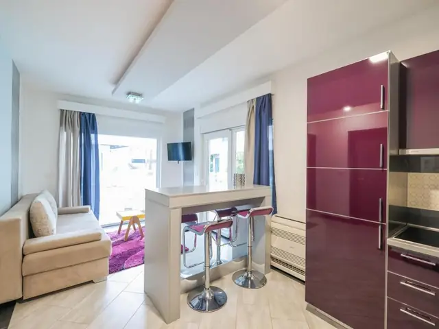 Küche mit Theke und Barhockern in einem Apartment von Boutique Apartments Blitz